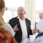 Uczniowie ze Szkoły Podstawowej w Mircu na wycieczce w Sejmie. Na zdjęciu: Krzysztof Lipiec - poseł PiS / Marzena Mąkosa / Radio Kielce