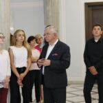 Uczniowie ze Szkoły Podstawowej w Mircu na wycieczce w Sejmie. Na zdjęciu: Krzysztof Lipiec - poseł PiS  / Marzena Mąkosa / Radio Kielce