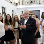 Uczniowie ze Szkoły Podstawowej w Mircu na wycieczce w Sejmie. Na zdjęciu: Krzysztof Lipiec - poseł PiS  / Marzena Mąkosa / Radio Kielce