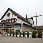 Wicepremier Beata Szydło składa kwiaty pod Panteonem Pamięci Narodowej przy kościele pw. Wszystkich Świętych w Starachowicach / Marzena Mąkosa / Radio Kielce