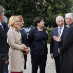 Wicepremier Beata Szydło składa kwiaty pod Panteonem Pamięci Narodowej przy kościele pw. Wszystkich Świętych w Starachowicach. Na zdjęciu od lewej: Krzysztof Słoń - senator RP, Anna Krupka - poseł PiS, Agata Wojtyszek - wojewoda świętokrzyski, Beata Szydło - wicepremier, Krzysztof Lipiec - poseł PiS i ks. Marek Bartosiński - proboszcz parafii Wszystkich Świętych / Marzena Mąkosa / Radio Kielce