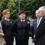 Wicepremier Beata Szydło składa kwiaty pod Panteonem Pamięci Narodowej przy kościele pw. Wszystkich Świętych w Starachowicach. Na zdjęciu od lewej: Anna Krupka - poseł PiS, Agata Wojtyszek - wojewoda świętokrzyski, Beata Szydło - wicepremier, Krzysztof Lipiec - poseł PiS i ks. Marek Bartosiński - proboszcz parafii Wszystkich Świętych / Marzena Mąkosa / Radio Kielce