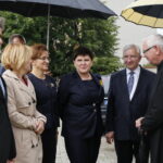 Wicepremier Beata Szydło składa kwiaty pod Panteonem Pamięci Narodowej przy kościele pw. Wszystkich Świętych w Starachowicach. Na zdjęciu od lewej: Krzysztof Słoń - senator RP, Anna Krupka - poseł PiS, Agata Wojtyszek - wojewoda świętokrzyski, Beata Szydło - wicepremier, Krzysztof Lipiec - poseł PiS i ks. Marek Bartosiński - proboszcz parafii Wszystkich Świętych / Marzena Mąkosa / Radio Kielce