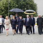 Wicepremier Beata Szydło składa kwiaty pod Panteonem Pamięci Narodowej przy kościele pw. Wszystkich Świętych w Starachowicach. Od lewej: Danuta Krempa - starosta starachowicki, Anna Krupka - poseł PiS, Agata Wojtyszek - wojewoda świętokrzyski, Beata Szydło - wicepremier, Krzysztof Lipiec - poseł PiS, Andrzej Bętkowski - wicewojewoda świętokrzyski i ks. Marek Bartosiński - proboszcz parafii Wszystkich Świętych / Marzena Mąkosa / Radio Kielce