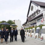 Wicepremier Beata Szydło składa kwiaty pod Panteonem Pamięci Narodowej przy kościele pw. Wszystkich Świętych w Starachowicach. Od lewej: Danuta Krempa - starosta starachowicki, Anna Krupka - poseł PiS, Agata Wojtyszek - wojewoda świętokrzyski, Beata Szydło - wicepremier, Krzysztof Lipiec - poseł PiS, Andrzej Bętkowski - wicewojewoda świętokrzyski i ks. Marek Bartosiński - proboszcz parafii Wszystkich Świętych / Marzena Mąkosa / Radio Kielce