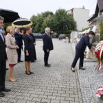 Wicepremier Beata Szydło składa kwiaty pod Panteonem Pamięci Narodowej przy kościele pw. Wszystkich Świętych w Starachowicach. Od lewej: Krzysztof Słoń - senator PiS, Danuta Krempa - starosta starachowicki, Anna Krupka - poseł PiS, Agata Wojtyszek - wojewoda świętokrzyski, Krzysztof Lipiec - poseł PiS, z kwiatami wicepremier Beata Szydło / Marzena Mąkosa / Radio Kielce