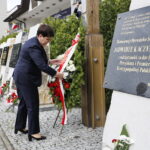 Wicepremier Beata Szydło składa kwiaty pod Panteonem Pamięci Narodowej przy kościele pw. Wszystkich Świętych w Starachowicach / Marzena Mąkosa / Radio Kielce