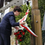 Wicepremier Beata Szydło składa kwiaty pod Panteonem Pamięci Narodowej przy kościele pw. Wszystkich Świętych w Starachowicach / Marzena Mąkosa / Radio Kielce