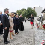 Wicepremier Beata Szydło składa kwiaty pod Panteonem Pamięci Narodowej przy kościele pw. Wszystkich Świętych w Starachowicach. Od lewej: Danuta Krempa - starosta starachowicki, Krzysztof Słoń - senator PiS, Anna Krupka - poseł PiS, Agata Wojtyszek - wojewoda świętokrzyski, Beata Szydło - wicepremier, Krzysztof Lipiec - poseł Pis, ks. Marek Bartosiński - proboszcz parafii Wszystkich Świętych, Marta Zięba - radna Starachowic / Marzena Mąkosa / Radio Kielce