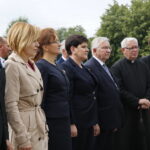 Wicepremier Beata Szydło składa kwiaty pod Panteonem Pamięci Narodowej przy kościele pw. Wszystkich Świętych w Starachowicach. Od lewej: Krzysztof Słoń - senator PiS, Anna Krupka - poseł PiS, Agata Wojtyszek - wojewoda świętokrzyski, Beata Szydło - wicepremier, Krzysztof Lipiec - poseł PiS, ks. Marek Bartosiński - proboszcz parafii Wszystkich Świętych, Marta Zięba - radna Starachowic / Marzena Mąkosa / Radio Kielce