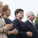 Wicepremier Beata Szydło składa kwiaty pod Panteonem Pamięci Narodowej przy kościele pw. Wszystkich Świętych w Starachowicach. Na zdjęciu od lewej: Anna Krupka - poseł PiS, Agata Wojtyszek - wojewoda świętokrzyski, Beata Szydło - wicepremier i Krzysztof Lipiec - poseł PiS i ks. Marek Bartosiński - proboszcz parafii Wszystkich Świętych / Marzena Mąkosa / Radio Kielce