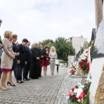 Wicepremier Beata Szydło składa kwiaty pod Panteonem Pamięci Narodowej przy kościele pw. Wszystkich Świętych w Starachowicach. Od lewej: Danuta Krempa - starosta starachowicki, Krzysztof Słoń - senator PiS, Anna Krupka - poseł PiS, Agata Wojtyszek - wojewoda świętokrzyski, Beata Szydło - wicepremier, Krzysztof Lipiec - poseł PiS / Marzena Mąkosa / Radio Kielce