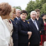 Wicepremier Beata Szydło składa kwiaty pod Panteonem Pamięci Narodowej przy kościele pw. Wszystkich Świętych w Starachowicach. W środku: Beata Szydło - wicepremier, Krzysztof Lipiec - poseł PiS / Marzena Mąkosa / Radio Kielce