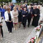 Wicepremier Beata Szydło składa kwiaty pod Panteonem Pamięci Narodowej przy kościele pw. Wszystkich Świętych w Starachowicach. Od lewej: Danuta Krempa - starosta starachowicki, Anna Krupka - poseł PiS, Agata Wojtyszek - wojewoda świętokrzyski, Beata Szydło - wicepremier, Krzysztof Lipiec- poseł PiS i ks. Marek Bartosiński - proboszcz parafii Wszystkich Świętych / Marzena Mąkosa / Radio Kielce