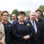 Wicepremier Beata Szydło składa kwiaty pod Panteonem Pamięci Narodowej przy kościele pw. Wszystkich Świętych w Starachowicach. Na zdjęciu od lewej: Anna Krupka - poseł PiS, Agata Wojtyszek - wojewoda świętokrzyski, Beata Szydło - wicepremier, Krzysztof Lipiec - poseł PiS i ks. Marek Bartosiński - proboszcz parafii Wszystkich Świętych / Marzena Mąkosa / Radio Kielce