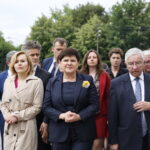 Wicepremier Beata Szydło składa kwiaty pod Panteonem Pamięci Narodowej przy kościele pw. Wszystkich Świętych w Starachowicach. Na zdjęciu od lewej: Danuta Krempa - starosta starachowicki,  Anna Krupka - poseł PiS, Krzysztof Słoń - senator RP, Beata Szydło - wicepremier i Krzysztof Lipiec - poseł PiS / Marzena Mąkosa / Radio Kielce