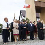 Wicepremier Beata Szydło składa kwiaty pod Panteonem Pamięci Narodowej przy kościele pw. Wszystkich Świętych w Starachowicach / Marzena Mąkosa / Radio Kielce