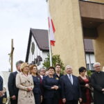 Wicepremier Beata Szydło składa kwiaty pod Panteonem Pamięci Narodowej przy kościele pw. Wszystkich Świętych w Starachowicach. Na zdjęciu od lewej: Danuta Krempa - starosta starachowicki, Anna Krupka - poseł PiS, Agata Wojtyszek - wojewoda świętokrzyski, Jacek Sabat - komendant Świętokrzyskiej Wojewódzkiej Komendy OHP, Beata Szydło - wicepremier, Marta Zięba - radna Starachowic, ks. Marek Bartosiński - proboszcz parafii Wszystkich Świętych / Marzena Mąkosa / Radio Kielce