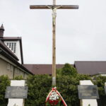 Wicepremier Beata Szydło składa kwiaty pod Panteonem Pamięci Narodowej przy kościele pw. Wszystkich Świętych w Starachowicach / Marzena Mąkosa / Radio Kielce