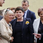 Wicepremier Beata Szydło składa kwiaty pod Panteonem Pamięci Narodowej przy kościele pw. Wszystkich Świętych w Starachowicach. Na zdjęciu od lewej: Beata Szydło - wicepremier, Danuta Krempa - starosta starachowicki, Krzysztof Lipiec - poseł PiS / Marzena Mąkosa / Radio Kielce