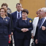 Wicepremier Beata Szydło składa kwiaty pod Panteonem Pamięci Narodowej przy kościele pw. Wszystkich Świętych w Starachowicach. Na zdjęciu od lewej: Agata Wojtyszek - wojewoda świętokrzyski , Beata Szydło - wicepremier, Danuta krempa - starosta starachowicki, Krzysztof Lipiec - poseł PiS  / Marzena Mąkosa / Radio Kielce