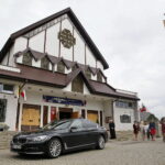 Wicepremier Beata Szydło składa kwiaty pod Panteonem Pamięci Narodowej przy kościele pw. Wszystkich Świętych w Starachowicach / Marzena Mąkosa / Radio Kielce