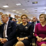 Spotkanie wicepremier Beaty Szydło z mieszkańcami Ostrowca Świętokrzyskiego. Na zdjęciu od lewej: Małgorzata Pruś - dyrektor biura poselskiego Krzysztofa Lipca, Jarosław Rusiecki - senator RP, Agata Wojtyszek - wojewoda świętokrzyski i Anna Krupka - poseł PiS. W drugim rzędzie Andrzej Bętkowski - wicewojewoda świętokrzyski i Bogdan Latosiński - poseł PiS / Marzena Mąkosa / Radio Kielce