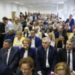 Spotkanie wicepremier Beaty Szydło z mieszkańcami Ostrowca Świętokrzyskiego. Na zdjęciu od lewej: Andrzej Kryj - poseł PiS, Maria Zuba - poseł PiS, Andrzej Bętkowski - wicewojewoda świętokrzyski, Bogdan Latosiński - poseł PiS / Marzena Mąkosa / Radio Kielce