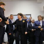 Spotkanie wicepremier Beaty Szydło z mieszkańcami Ostrowca Świętokrzyskiego. Na zdjęciu w środku: wicepremier Beata Szydło, z mikrofonem Zbigniew Duda - starosta ostrowiecki / Marzena Mąkosa / Radio Kielce