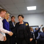 Spotkanie wicepremier Beaty Szydło z mieszkańcami Ostrowca Świętokrzyskiego. Na zdjęciu: wicepremier Beata Szydło, z mikrofonem Zbigniew Duda - starosta ostrowiecki / Marzena Mąkosa / Radio Kielce
