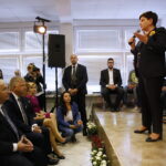 Spotkanie wicepremier Beaty Szydło z mieszkańcami Ostrowca Świętokrzyskiego. Na zdjęciu na scenie: wicepremier Beata Szydło. Siedzą od lewej Krzysztof Lipiec - poseł PiS, Jarosław Rusiecki - senator RP, Agata Wojtyszek  - wojewoda świętokrzyski, Anna Krupka - poseł PiS. W drugim rzędzie: Maria Zuba - poseł PiS / Marzena Mąkosa / Radio Kielce