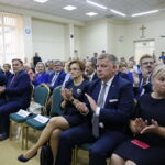 Spotkanie wicepremier Beaty Szydło z mieszkańcami Starachowic w Starostwie Powiatowym. W pierwszym rzędzie od lewej: Marek Kwitek - poseł PiS, Agata Wojtyszek - wojewoda świętokrzyski, Jarosław Rusiecki - senator PiS / Marzena Mąkosa / Radio Kielce