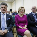 Spotkanie wicepremier Beaty Szydło z mieszkańcami Starachowic w Starostwie Powiatowym. Na zdjęciu od lewej: Krzysztof Słoń - senator PiS i Anna Krupka - poseł PiS / Marzena Mąkosa / Radio Kielce