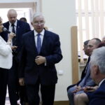 Spotkanie wicepremier Beaty Szydło z mieszkańcami Starachowic w Starostwie Powiatowym. Na zdjęciu od lewej: Danuta Krempa - starosta powiatu starachowickiego, Krzysztof Lipiec - poseł PiS / Marzena Mąkosa / Radio Kielce