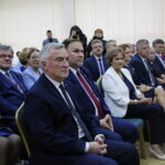 Spotkanie wicepremier Beaty Szydło z mieszkańcami Starachowic w Starostwie Powiatowym. W pierwszym rzędzie od lewej: Andrzej Bętkowski - wicewojewoda świętokrzyski, Marek Kwitek - poseł PiS, Danyta Krempa - starosta powiatu starachowickiego, Agata Wojtyszek - wojewoda świętokrzyski, Jarosław Rusiecki - senator PiS / Marzena Mąkosa / Radio Kielce