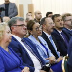 Spotkanie wicepremier Beaty Szydło z mieszkańcami Starachowic w Starostwie Powiatowym. Od lewej: Jacek Sabat - prezes Świętokrzyskiej Wojewódzkiej Komendy OHP, Marianna Noworycka-Gniatkowska - radna Kielc / Marzena Mąkosa / Radio Kielce