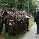 75. rocznica powstania oddziału AK "Wybranieccy". Chór "Żołnierskie Echa" i prowadzący Wojciech Materek  / Marzena Mąkosa / Radio Kielce