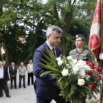 75. rocznica powstania oddziału AK "Wybranieccy". Kwiaty składa Dariusz Meresiński - Burmistrz Miasta i Gminy Daleszyce / Marzena Mąkosa / Radio Kielce