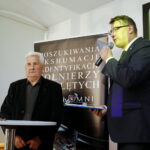 Wręczenie not identyfikacyjnych w OMPiO. Od lewej: Jan Mojecki - brat Romana Mojeckiego i Wojciech Łuczak - fundacja "Niezłomni" / Marzena Mąkosa / Radio Kielce