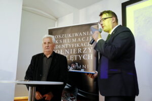 Wręczenie not identyfikacyjnych w OMPiO. Od lewej: Jan Mojecki - brat Romana Mojeckiego i Wojciech Łuczak - fundacja "Niezłomni" / Marzena Mąkosa / Radio Kielce