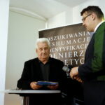 Wręczenie not identyfikacyjnych w OMPiO. Od lewej: Jan Mojecki - brat Romana Mojeckiego i Wojciech Łuczak - fundacja "Niezłomni" / Marzena Mąkosa / Radio Kielce