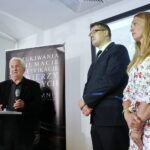 Wręczenie not identyfikacyjnych w OMPiO. Od lewej: Jan Mojecki - brat Romana Mojeckiego, Wojciech Łuczak - fundacja "Niezłomni" i Joanna Jarzębska - Stąporek - archeolog  / Marzena Mąkosa / Radio Kielce