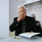 Wręczenie not identyfikacyjnych w OMPiO. Jan Mojecki - brat Romana Mojeckiego, na którym został wykonany wyrok / Marzena Mąkosa / Radio Kielce