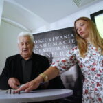 Wręczenie not identyfikacyjnych w OMPiO. Od lewej: Jan Mojecki - brat Romana Mojeckiego, na którym został wykonany wyrok oraz Joanna Jarzębska - Stąporek - archeolog / Marzena Mąkosa / Radio Kielce