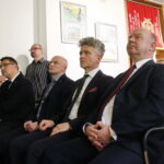 Wręczenie not identyfikacyjnych w OMPiO. Od lewej: Wojciech Łuczak - fundacja "Niezłomni", Rafał Nowak - dyrektor Wzgórza Zamkowego, Krzysztof Słoń - senator RP / Marzena Mąkosa / Radio Kielce