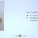 Wręczenie not identyfikacyjnych w OMPiO. Jeden ze slajdów prezentowanych w trakcie omawiania wyników kolejnych udanych prac archeologicznych prowadzonych przez fundacje "Niezłomni" w Zgórskich Lasach. Na slajdzie: Roman Mojecki ps RÓG s. Jana i Zofii, na którym został wykonany wyrok śmierci / Marzena Mąkosa / Radio Kielce