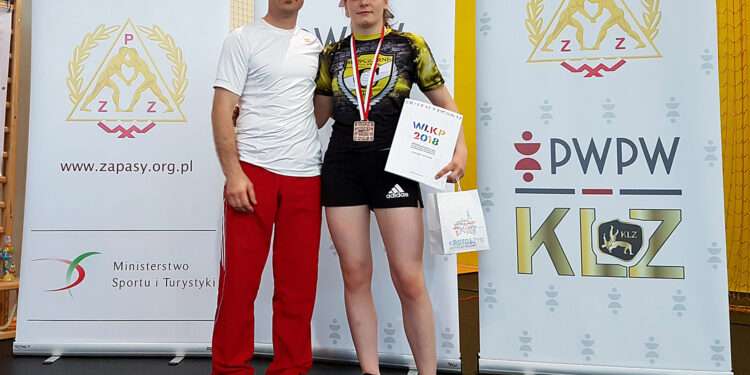 Weronika Kapinos (Czarni Połaniec) ze swoim trenerem Tadeuszem Szkwarkiem / Czarni Połaniec