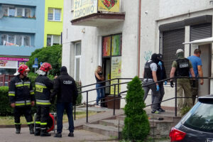 Funkcjonariusze CBŚP wkroczyli do dwóch lokali w regionie, w których sprzedawane są dopalacze / Emilia Sitarska / Radio Kielce