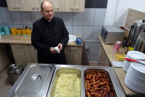 Otwarcie jadłodajni dla osób bezdomnych, biednych i wykluczonych społecznie / Emilia Sitarska / Radio Kielce