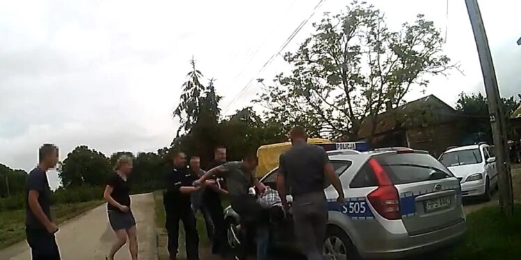 Kadr z filmu dokumentującego interwencję policji w sprawie kłótni rodzinnej / Youtube